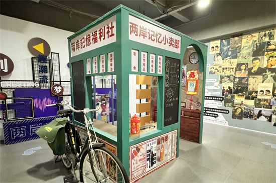 花布与布袋戏相结合的文创产品 东南网记者郑晓丹 摄.jpg