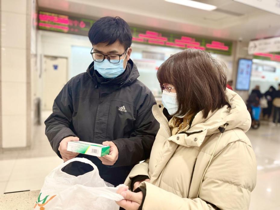 陪诊师大飞为患者细心说明药的用法用量。人民网记者&nbsp;任妍摄