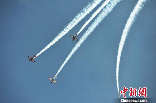 2016年8月26日，首届丝绸之路(张掖)国际通用航空大会在张掖丹霞通用机场正式开幕，来自中国和美国8家国内外参展商44架(具)航空器进行动态表演，为在场观众带来精彩绝伦的空中表演。　杨艳敏 摄