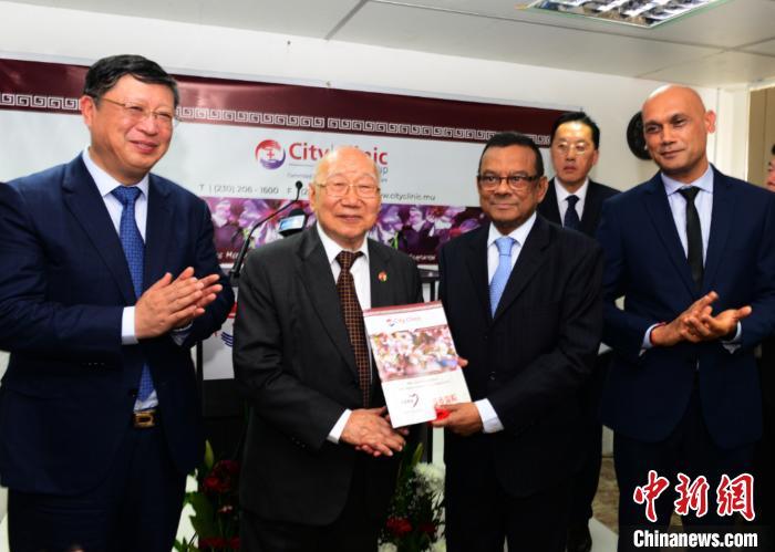 &ldquo;中国-毛里求斯中医药中心&rdquo;由岳阳医院携手上海老字号药企合作共建，这是海外中医药中心的创新模式。　