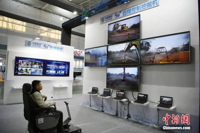 资料图：2019&ldquo;一带一路&rdquo;中国(吉林)安全与应急产业博览会在长春市举行。图为5G远程控制挖掘机演示。<a target='_blank' href='/'>中新社</a>记者 张瑶 摄