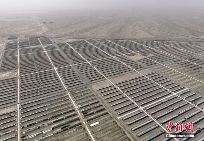 资料图：2023年8月31日，航拍中以(酒泉)绿色生态产业园。中以(酒泉)绿色生态产业园是甘肃省积极参与&ldquo;一带一路&rdquo;建设，推进与以色列经济技术合作交流，学习引进以色列先进的农业技术而规划建设的项目。(无人机照片)