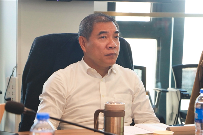 爱尔康(中国)手术产品事业部总经理张健携团队成员拜访华厦眼科医院