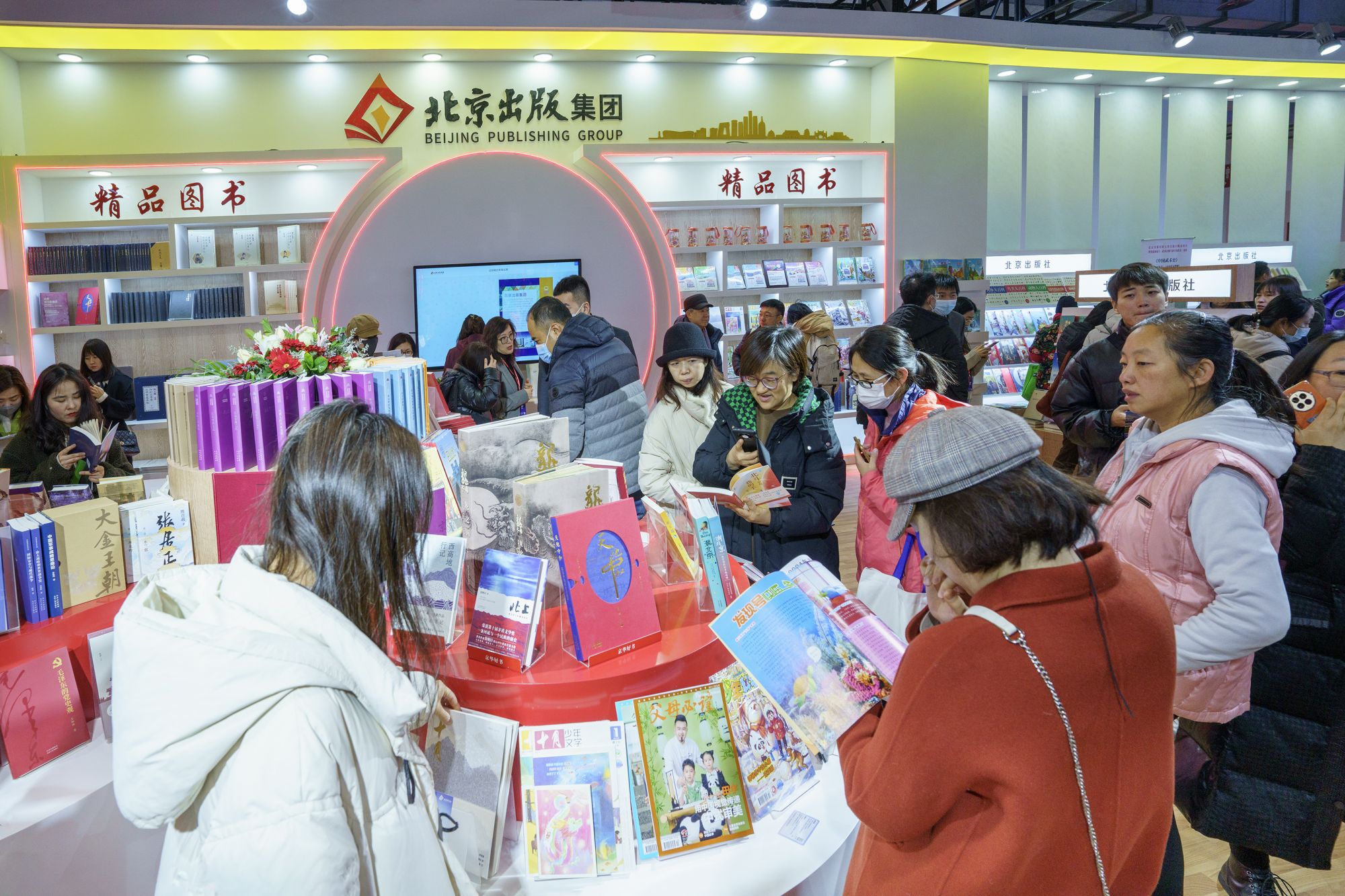 精品图书展区吸引读者驻足