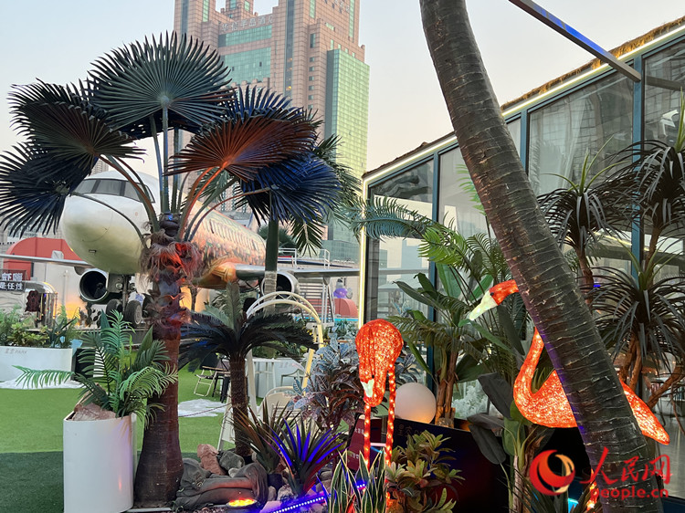 位于和平印象城楼顶的&ldquo;飞机&rdquo;主题酒吧造型新颖，成为潮流人士打卡地。人民网记者 孙翼飞摄