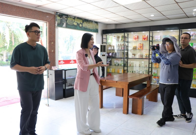 《直通自贸港》栏目组走进南国,与印象南国电子商务公司创始人徐国华