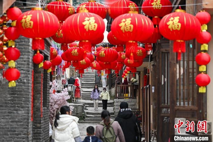 (新春走基层)重庆:百年黄葛古道张灯结彩年味浓