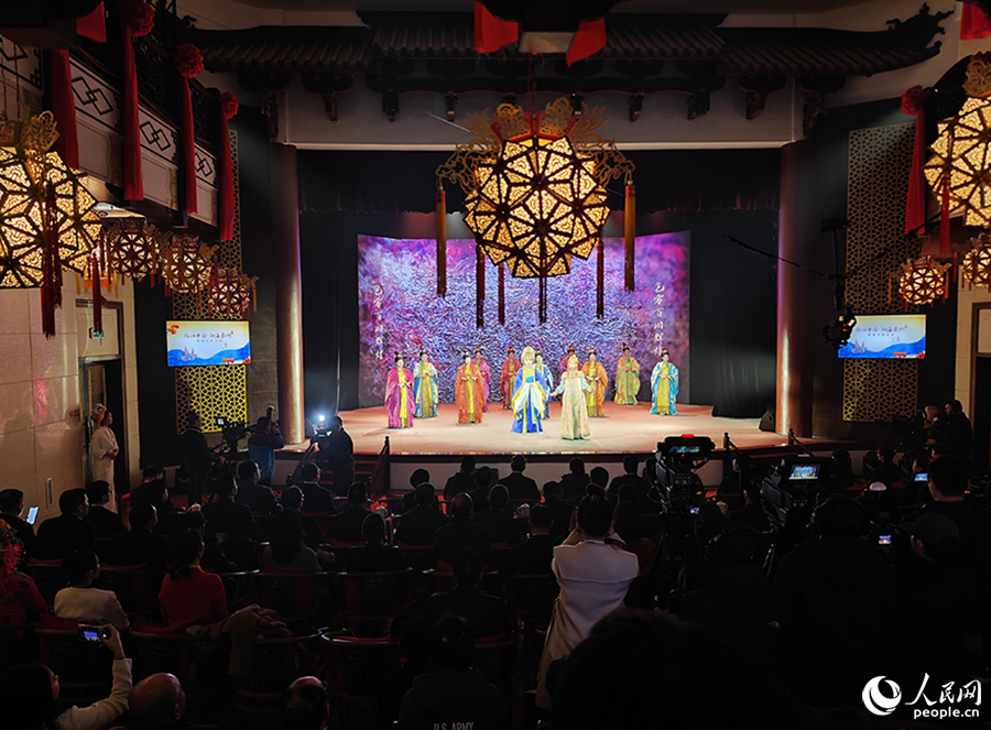 &ldquo;何以中国&middot;向海泉州&rdquo;网络主题活动现场。图为开场表演南音《流连刺桐》。人民网 黄东仪摄