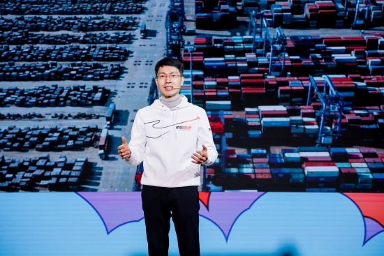 &ldquo;何以中国&middot;向海泉州&rdquo;网络主题活动现场，吴荣照讲述创业经历。泉州广播电视台供图