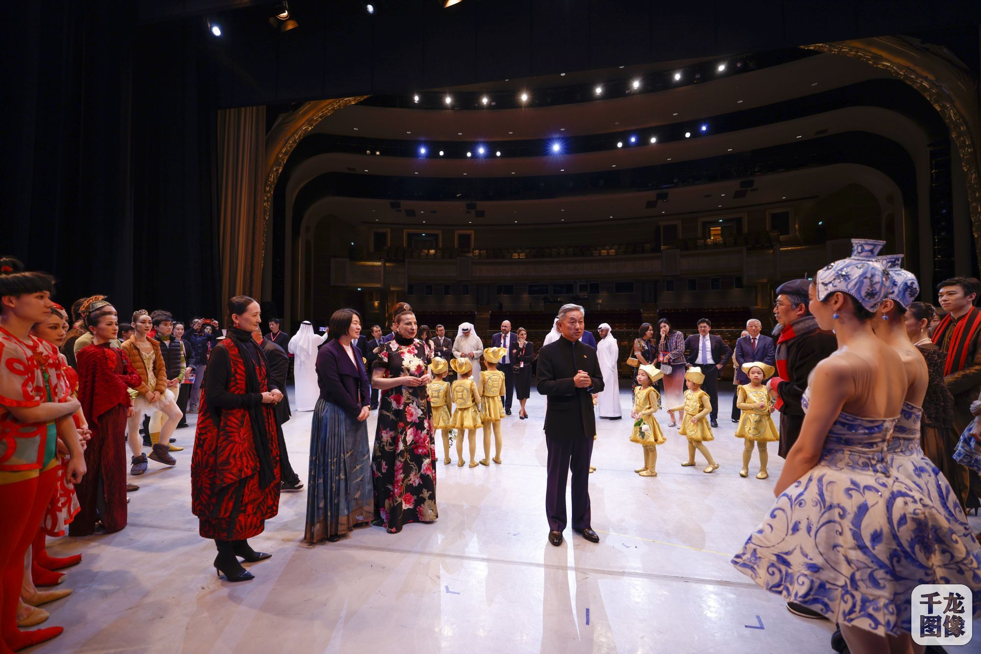 中国驻阿联酋大使张益明向全体演职员表示祝贺