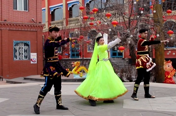 2月13日,特克斯镇阿热勒社区舞蹈团队在表演舞蹈。 特克斯县融媒体中心供图 2月13日,特克斯镇阿热勒社区舞蹈团队在表演舞蹈。 特克斯县融媒体中心供图