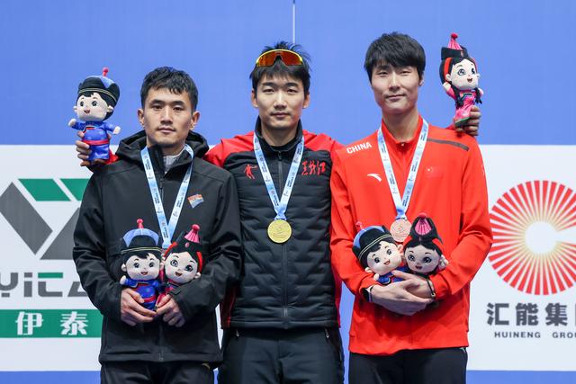 1月12日，&ldquo;十四冬&rdquo;速度滑冰（公开组）男子500米比赛，冠军黑龙江队选手高亭宇（中）、亚军辽宁队选手杨涛（左）、季军河北队选手李添龙在颁奖仪式上合影。新华社记者 王楷焱 摄