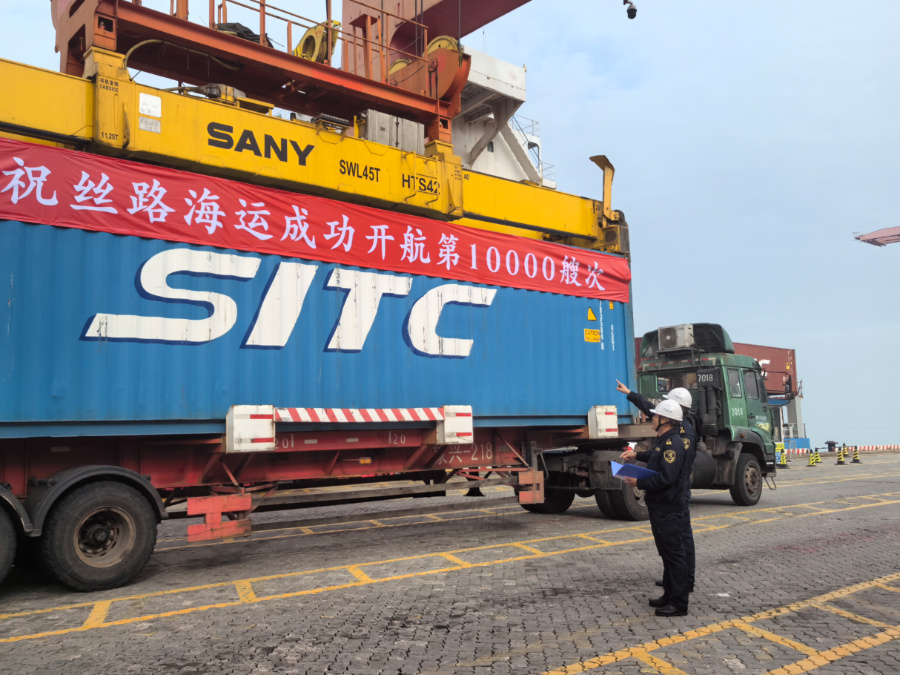 海关关员监管将搭乘&ldquo;丝路海运&rdquo;航线的出口货物。谢修能摄