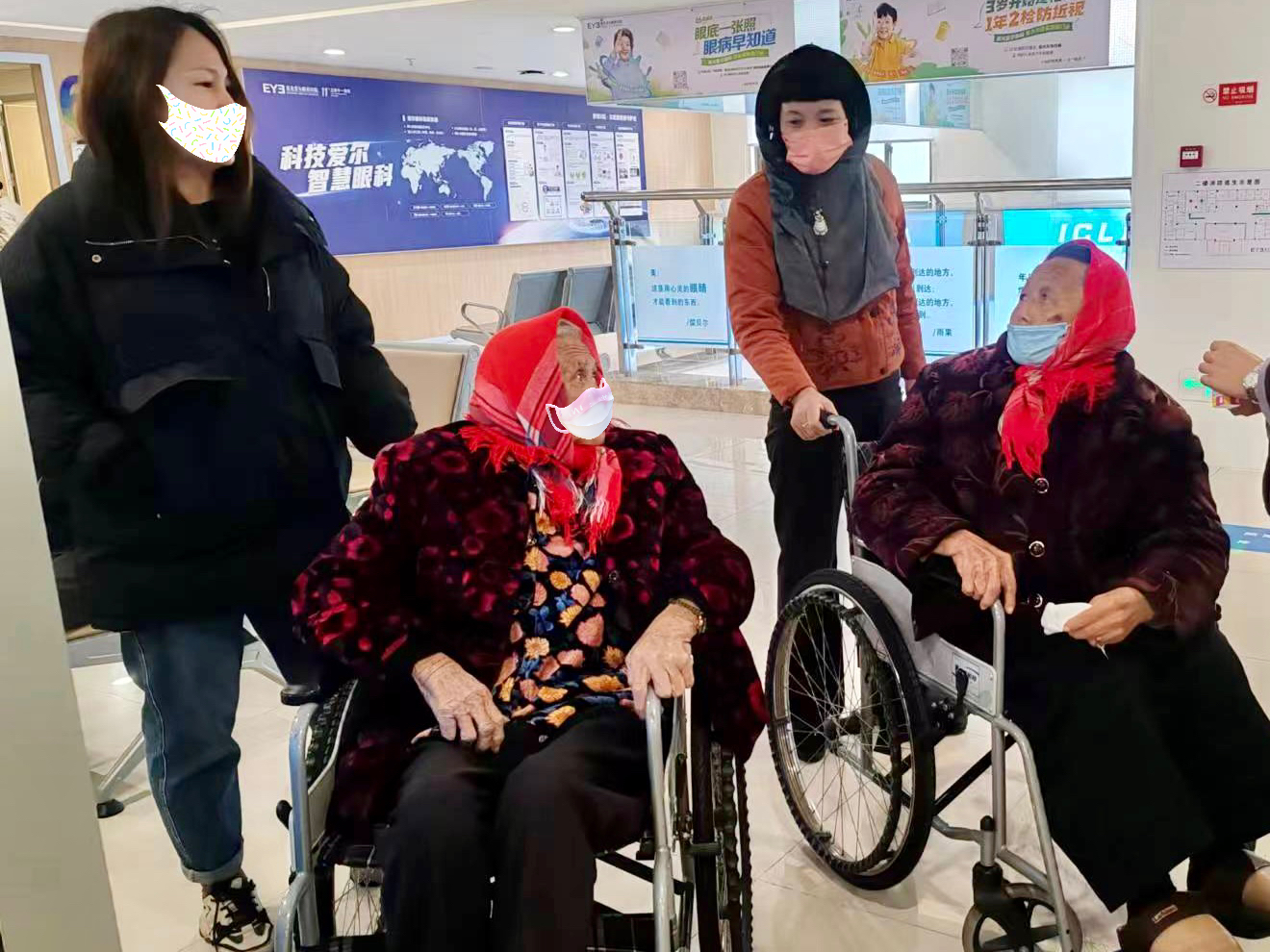 同为93岁的黄阿婆与陈阿婆在惠光爱尔眼科门诊"偶遇"从聊天中得知,93