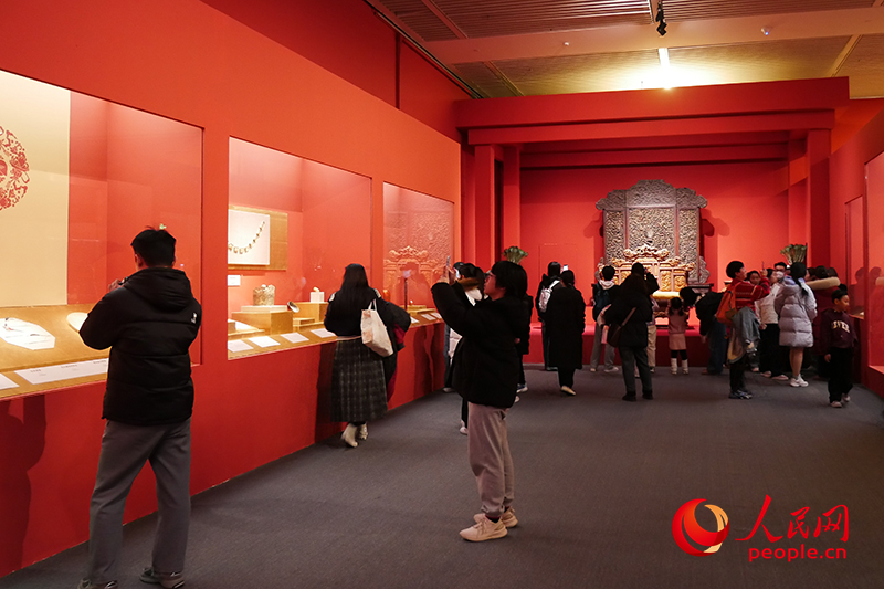 观众正在参观&ldquo;龙肇新元&mdash;&mdash;甲辰龙年新春文化展&rdquo;。人民网记者 韦衍行摄