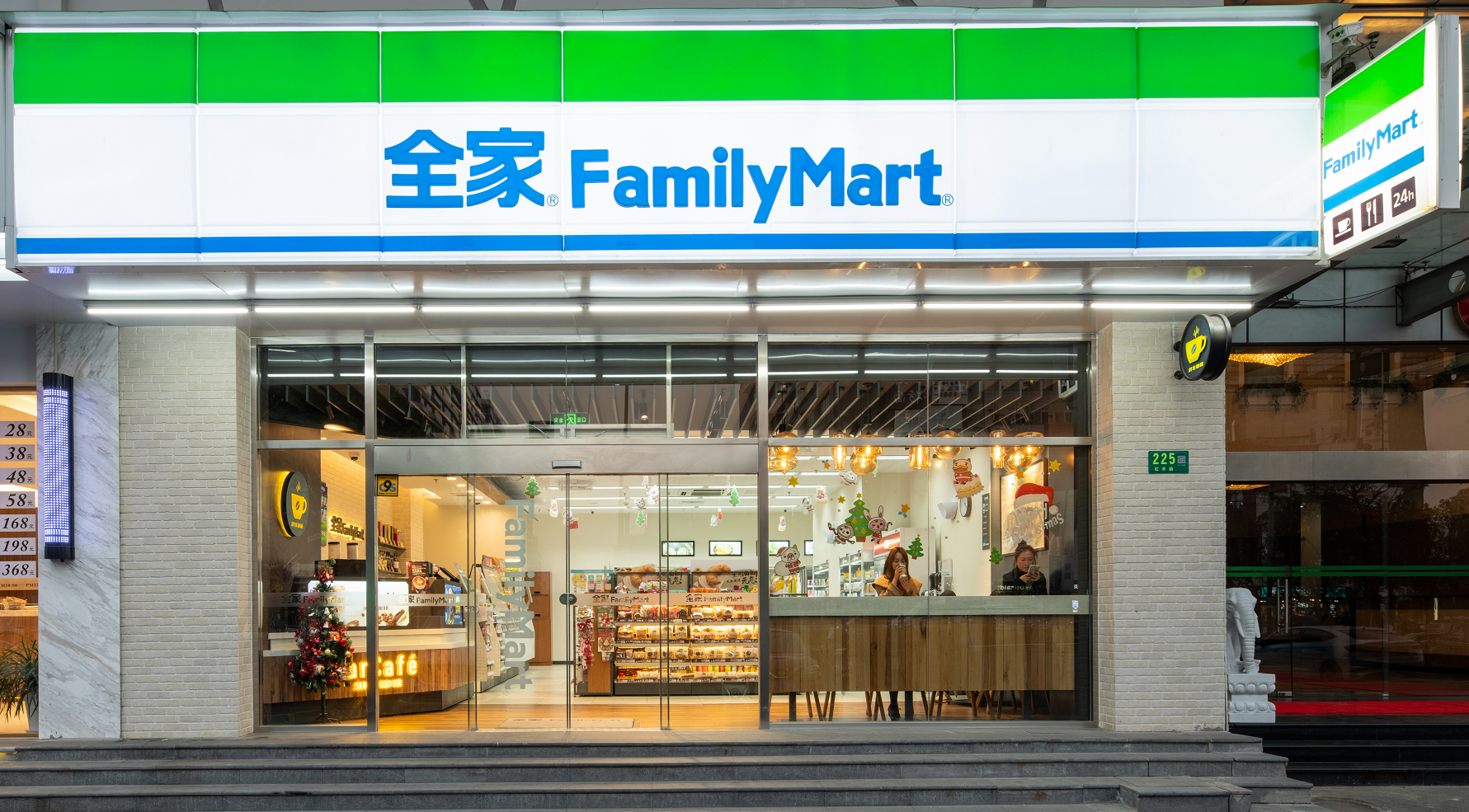 全家作为便利店行业的头部品牌,首当其冲,探索便利店新模式,也成为