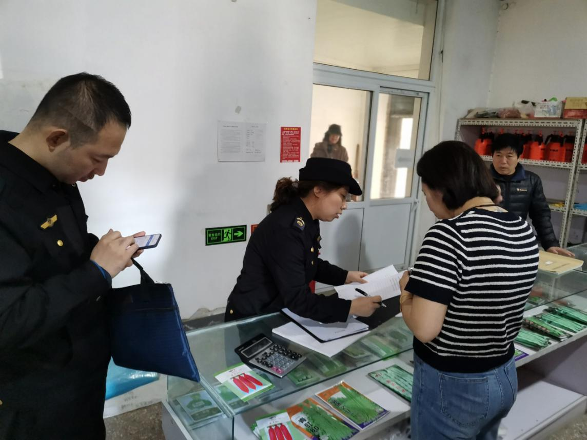 明确重点强执法。围绕种子、农药、肥料等重点产品，强化执法检查。一是抓好种子生产经营环节执法，重点检查种子生产经营主体资质、生产经营档案是否规范；市场销售种子的标签、使用说明、二维码等内容是否完整、规范，进口种子品种名称是否与进口审批表一致；玉米、大豆等作物种子是否存在未审先推，非主要农作物种子是否未经登记而以登记品种名义销售，授权品种生产经营单位是否经品种权人许可等。二是抓好农药生产经营环节和使用场景执法，重点检查农药生产、经营主体是否合法；是否建立购销台账；农药产品包装、标签标识是否符合规定；农药使用环节重点对是否执行休药期、是否使用假劣农药等行为进行检查。三是抓好肥料生产经营环节执法，严查肥料有效成分或含量与登记批准内容不符的违法行为。