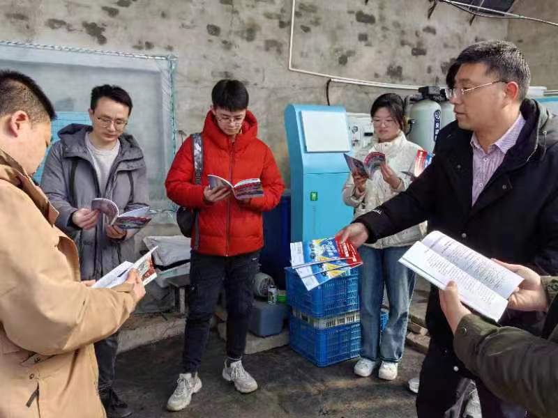 相关人员进园区开展宣传活动