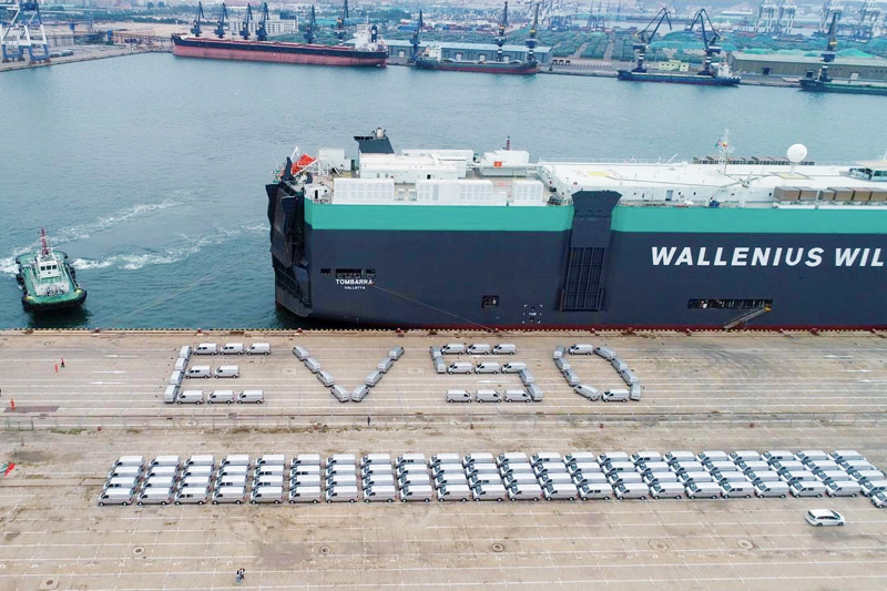 广西汽车集团新能源物流车出口北美。黄慧娴摄