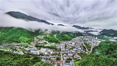 张岚 摄改造后的留坝县老街.记者 张斌 摄这是留坝县的一家民宿.