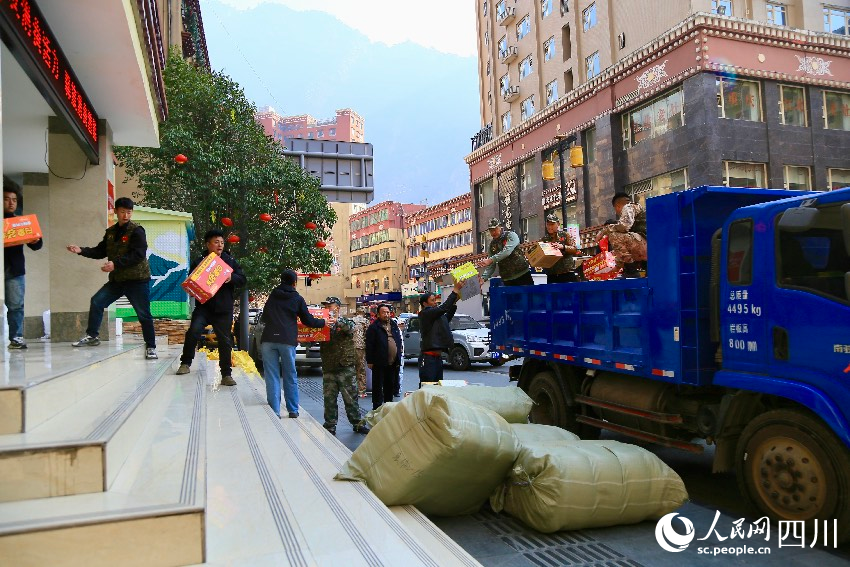 雅江县的志愿者们有序搬运物资。人民网记者朱虹摄