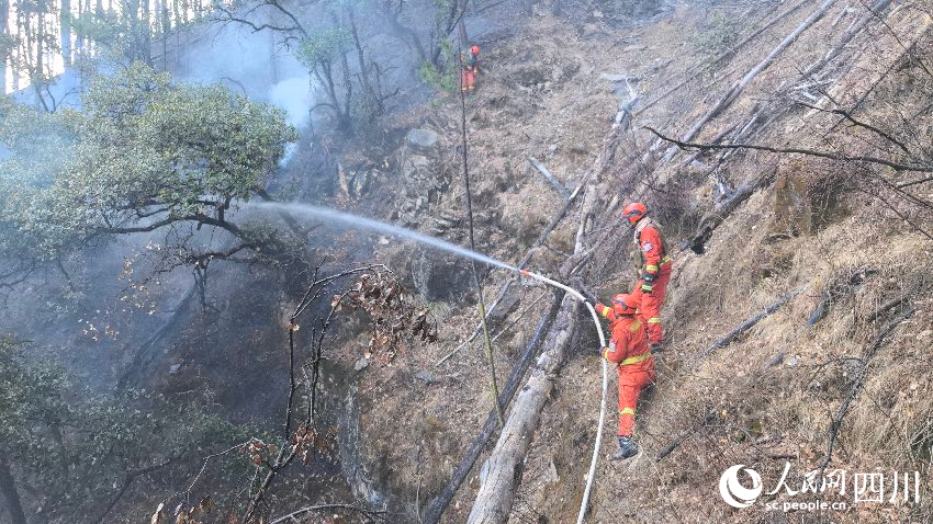 1号火场扑救现场。姚强强摄