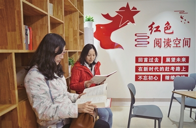 3月25日，颐和园益寿堂，位于院落东北角的“红色阅读空间”正式开放，游客可以坐下阅读红色书籍、观看红色影音作品。新京报记者 薛珺 摄