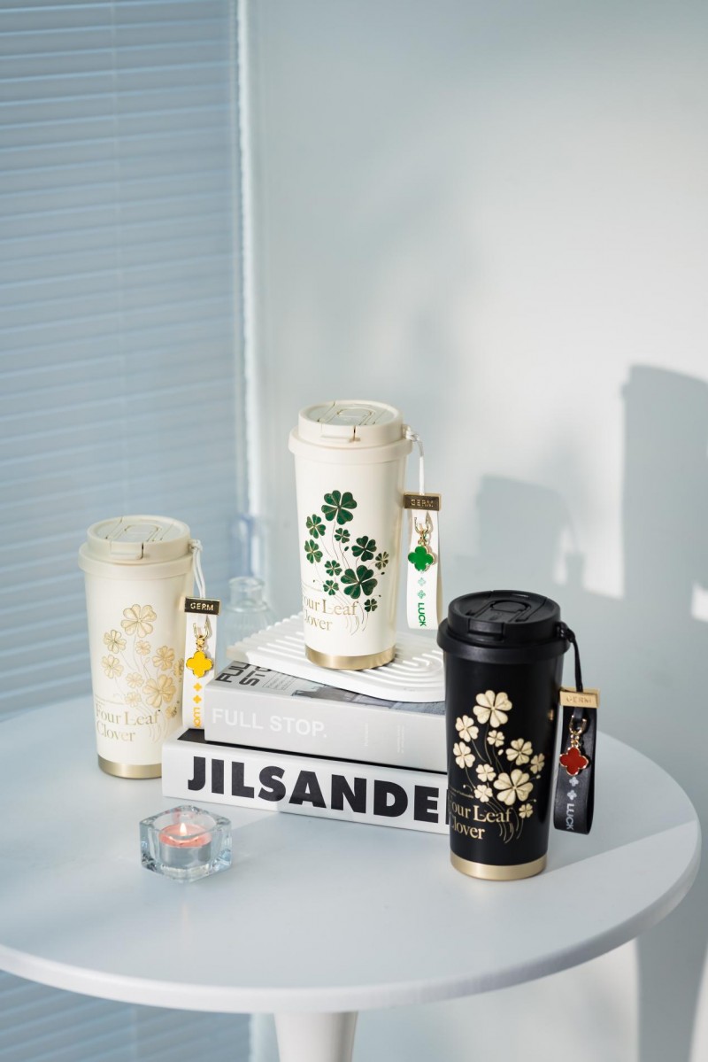 而在germ四叶草保温杯的设计当中,拎绳又特别加入了"珠宝"灵感,一枚