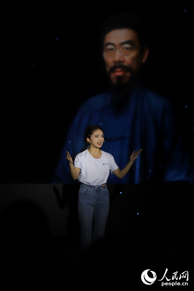 数字人&ldquo;闻一多&rdquo;与青年学生隔空对话。人民网记者 李发兴摄