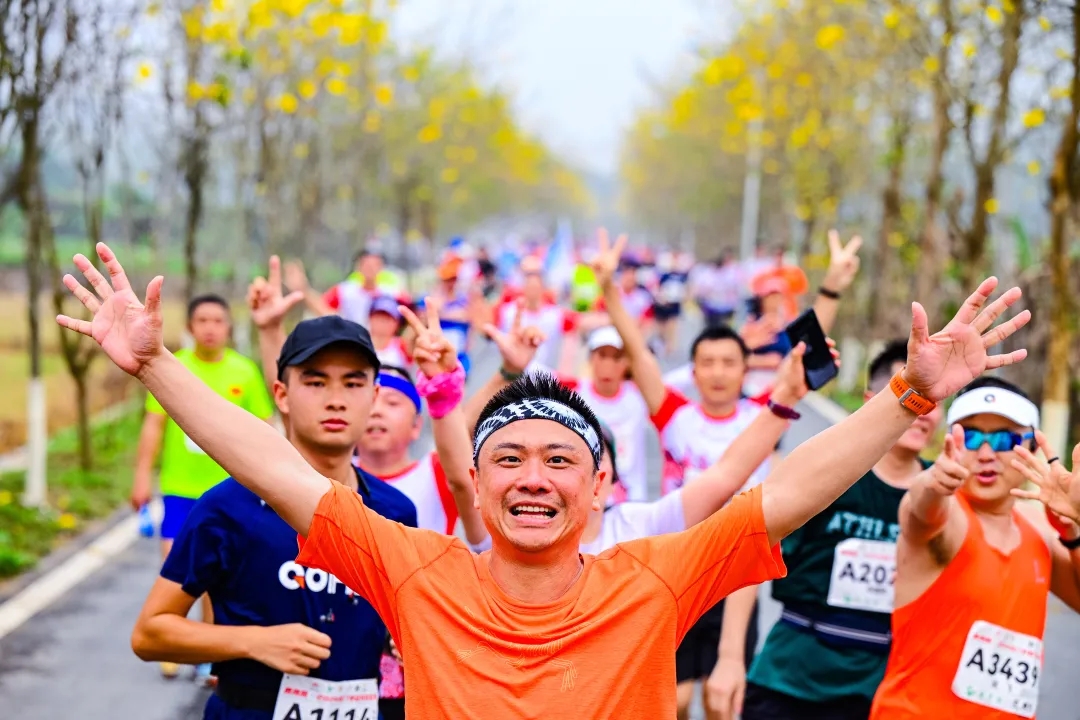 龙马精神鱼跃龙门鹿鹰园2024龙门半程马拉松赛鸣枪开跑