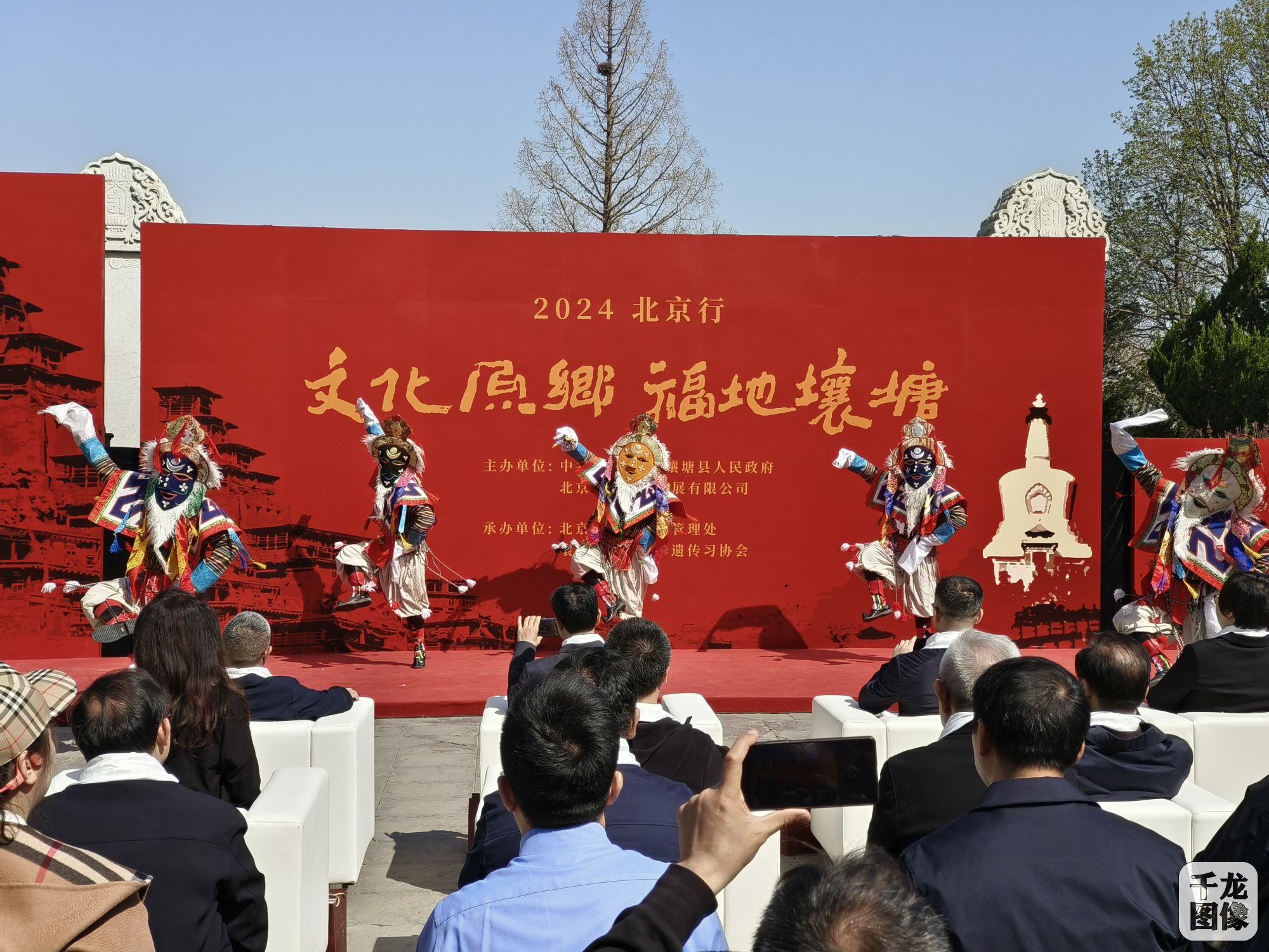壤塘艺术家现场精彩文艺汇演1