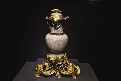 4月1日,故宫文华殿,嘉宾观看展览.