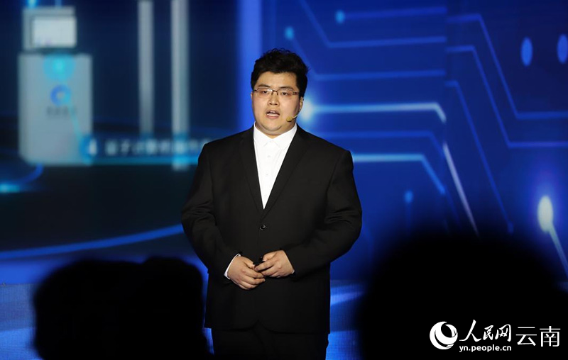 本源量子计算科技（合肥）股份有限公司市场运营总监俞书林介绍量子计算。人民网记者 李发兴摄