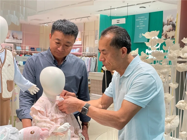 【首席访谈】如今您身兼很多身份,其中一个是《首席访谈》特邀主持人