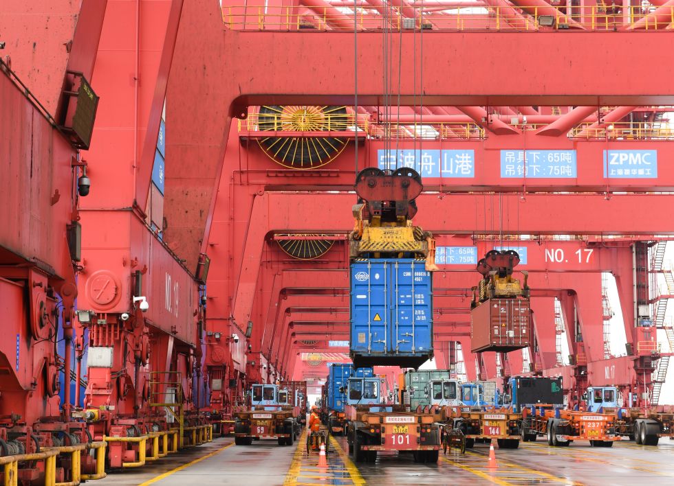 2024年4月2日，在宁波舟山港梅山港区，桥吊在装卸货物。 新华社记者 翁忻旸 摄