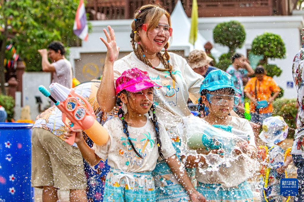 每年4月13日至15日是泰国传统新年宋干节,宋干节也称泼水节,人们会以