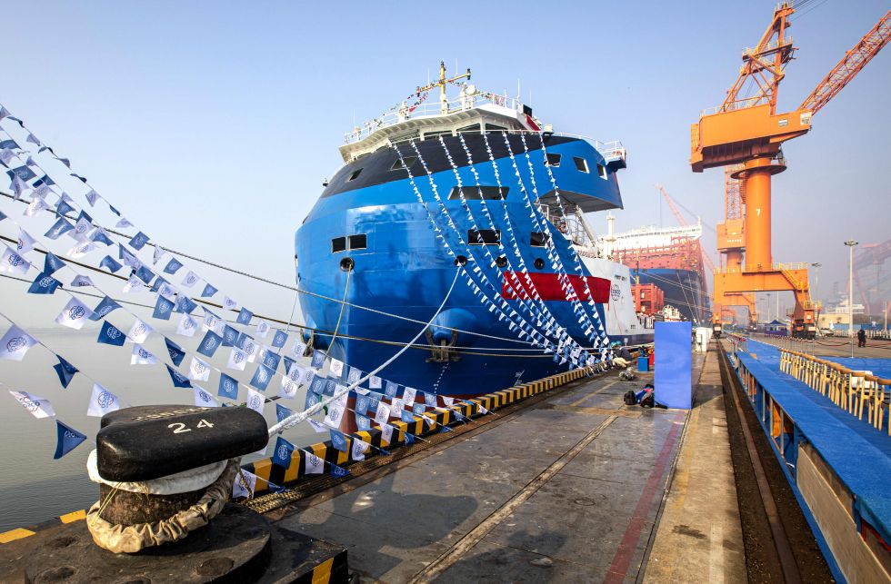 这是国产万吨级电动集装箱船&ldquo;中远海运绿水01&rdquo;（2023年12月28日摄）。新华社发 任飞 摄