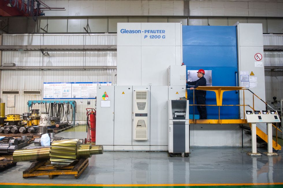 工人在宁波市江北区的宁波东力传动设备有限公司车间内工作（2024年2月28日摄）。新华社记者 江汉 摄