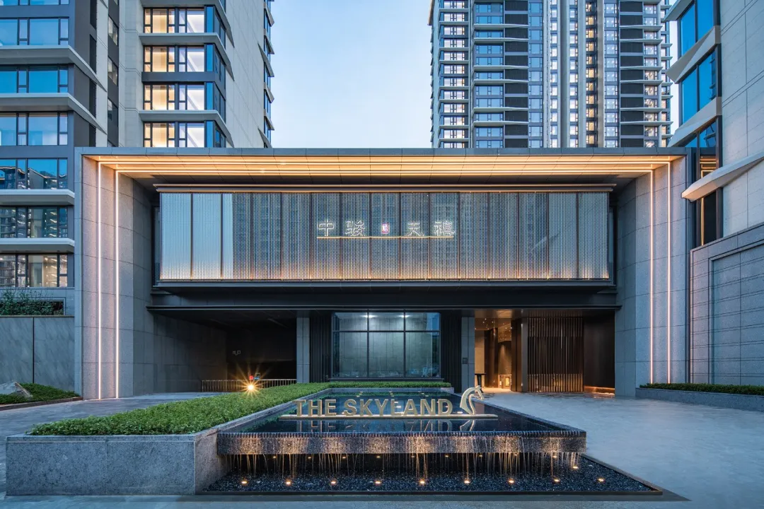 厦门 中骏·天禧实景图项目参照星级度假酒店的泳池标准,在社区中打造
