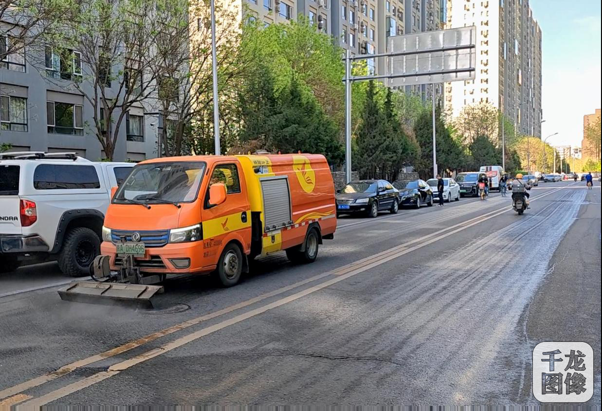 漫天"飞雪"又来了 北京朝阳多措并举治理杨柳飞絮