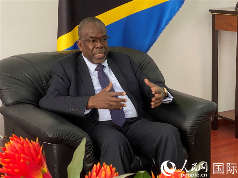 坦桑尼亚驻华大使哈米斯&middot;奥马尔正接受采访。人民网 宋歌摄