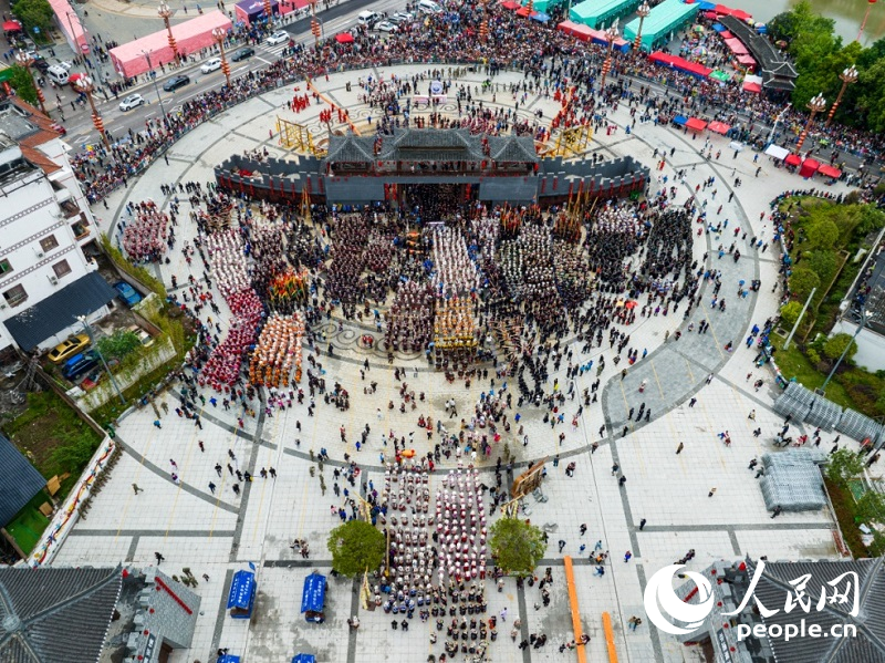 航拍贵州省台江县姊妹节万人盛装游演队伍。人民网 阳茜摄