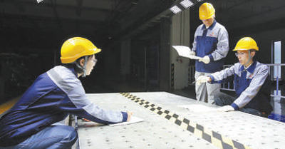 江苏省苏州高新区苏高新股份下属企业世力源总工程师温晶晶(右一)与同事开展设计试验。 本报记者 王伟健摄 江苏省苏州高新区苏高新股份下属企业世力源总工程师温晶晶(右一)与同事开展设计试验。 本报记者 王伟健摄