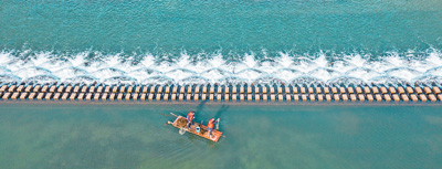 湖南省永州市东安县白牙市镇铁炉村村干部(左)与志愿者在湘江一级支流紫水河上打捞漂浮物。 蔡小平摄(人民视觉) 湖南省永州市东安县白牙市镇铁炉村村干部(左)与志愿者在湘江一级支流紫水河上打捞漂浮物。 蔡小平摄(人民视觉)