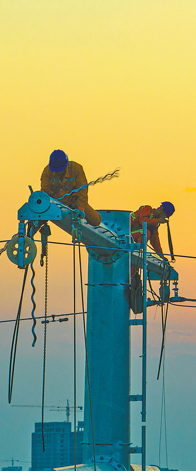 山东省聊城市电力部门工作人员正对线路进行检修。 谢 军摄(人民视觉) 山东省聊城市电力部门工作人员正对线路进行检修。 谢 军摄(人民视觉)