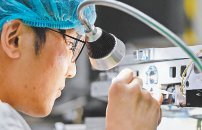 位于吉林省长春市的长光卫星技术股份有限公司科研人员装配光学遥感载荷组件。  新华社记者 许 畅摄