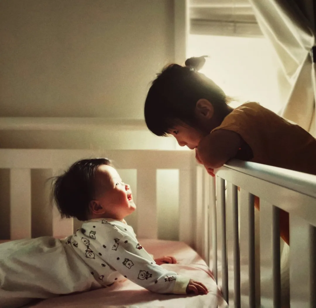 6969这两张照片里的孩子们和拍摄者都生活在不同的环境和文化中