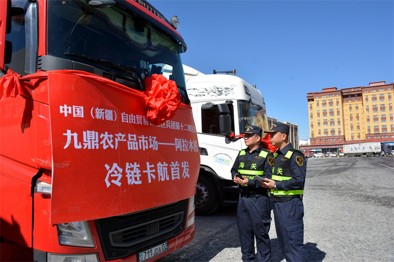 5月10日,一辆满载苹果的冷链运输车从乌鲁木齐市发车前往哈萨克斯坦阿拉木图市。这是新疆首次实现果蔬冷链卡航直达中亚市场。图为乌昌海关关员对冷链卡航模式出口鲜苹果进行验放。杨逸萌摄 5月10日,一辆满载苹果的冷链运输车从乌鲁木齐市发车前往哈萨克斯坦阿拉木图市。这是新疆首次实现果蔬冷链卡航直达中亚市场。图为乌昌海关关员对冷链卡航模式出口鲜苹果进行验放。杨逸萌摄