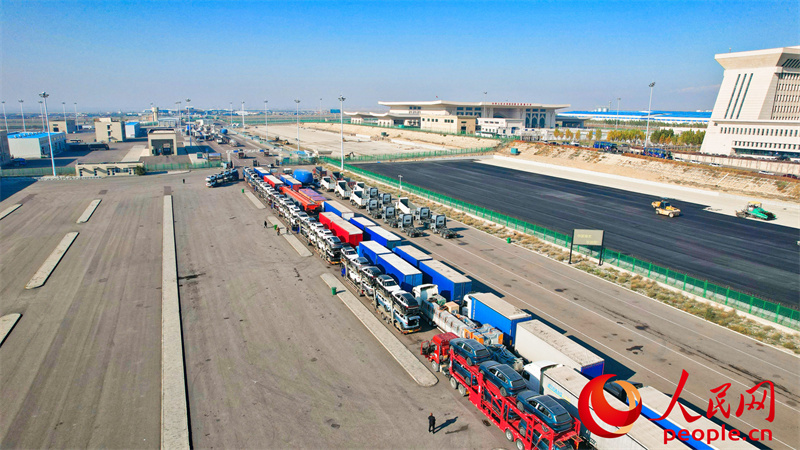 霍尔果斯公路口岸，等待通关的汽车。人民网 李欣洋摄