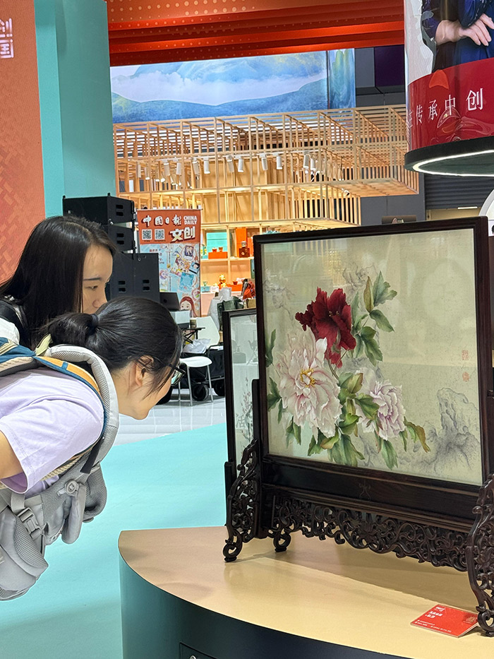 &ldquo;文创中国&rdquo;专题展区。参展观众供图